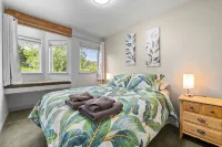 Charming 3-bedroom house with Jetted Tub and Big Backyard! - บูติค