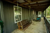 Sweet Retreat Cabin on 2acres of woods, 2miles from Lake Martin, pet friendly - Hytter