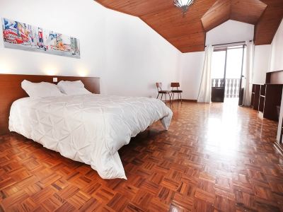 Alto da Pirica 2: Top floor apartment in the center, terrace, sea view & barbecue