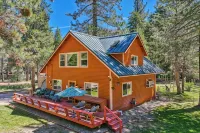 Hot Tub, Riverfront Chalet Family & Dog Friendly on Acre Near 3 Ski Areas, Sled - Wifi