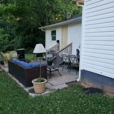 Charming 2-bedroom vintage cottage with WiFi, a/c, and other popular amenities.