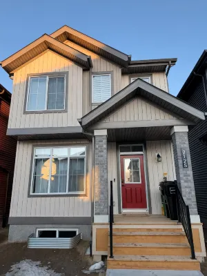 Modern Retreat 3BR 2 and Half Bath 12min to WEM 10min to Big Lake Lois Hole Park - Homestays