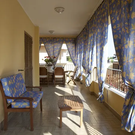 Domus Palombi - Large apartment 200 m from the station and 700 m from the sea