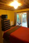 Romantic Mt. Hood Streamside Retreat, Hot Tub, BBQ, Fast WiFi. Pets Welcome, Ski