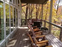 Newly remodeled 3-bedroom house with private hot tub, in welcoming Lake Toxaway. Hotels in Hogback