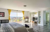 Main House + Guest Unit! 5 Bed / 3.5 Bath, Oakland Hills - Pools