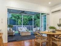 Luxury Queensland Awaits! Sleeps 8, 3 car parks Hotels in Annerley