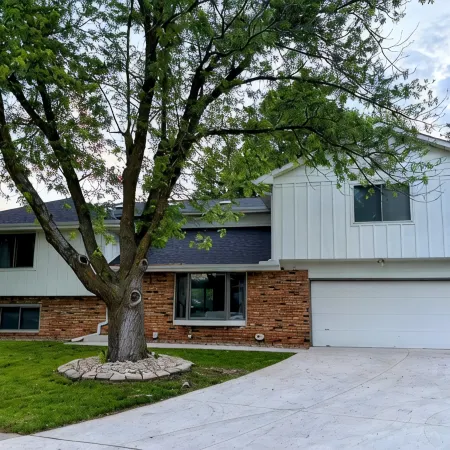 Spacious 6-Bed 3-Bath Retreat Next to park—ideal for Family & Group Getaways
