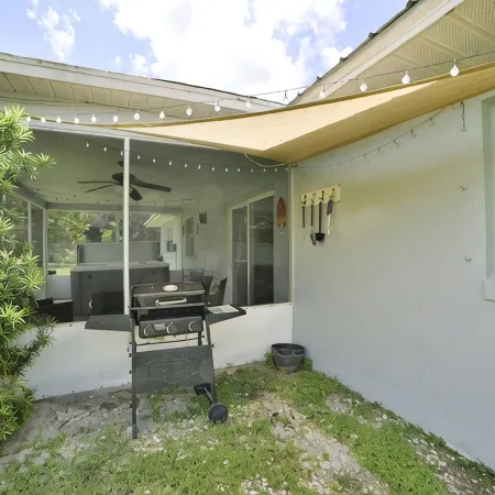 The Purple Palm House - Relaxing 2-bedroom house in Sebring with WiFi & Hot Tub