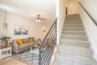 Cozy townhouse close to downtown, F&M Arena, APSU! Sleeps 8! - balcony