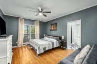 Sleeps 20! Luxe Family Lakehouse! No Steps to Water! EZ Access, Slide, Fast Wifi - 4-Sterne