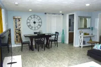 Modern Beachside Space - Near Boston/Airport/Train - Homestays