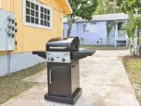 Ixora East - Beach access with great snorkeling spot Hotels in George Town