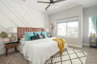 HowdyHouse: Designer Townhouse in Historic FOODIE  Bryan Minutes to Kyle Field - Homestays