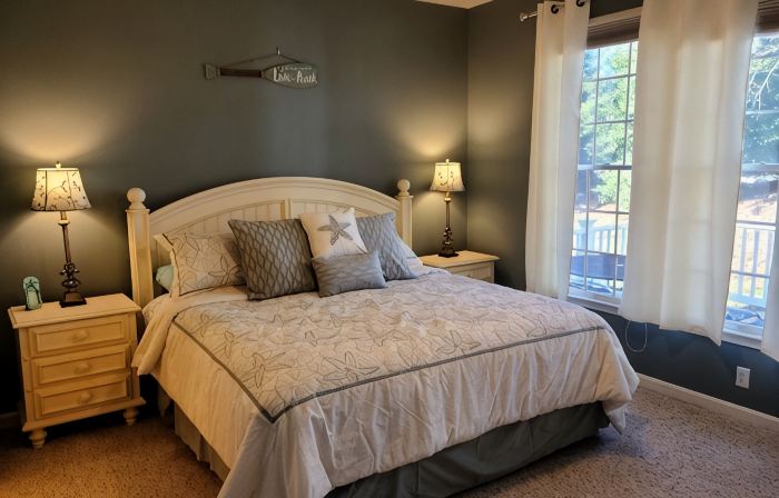 Minutes from Bethany Beach, sleeps 14, pools, golf, tennis beach shuttle & more