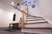 Modern Midtown Home w/ Luxury Finishes & Hot Tub! - بيت ضيافة