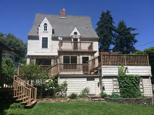 Classic College Hill detached house - balcony
