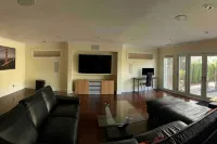 Luxury Carbon Neutral 4-Suite Home w/ Pool, Laundry - 무료 와이파이