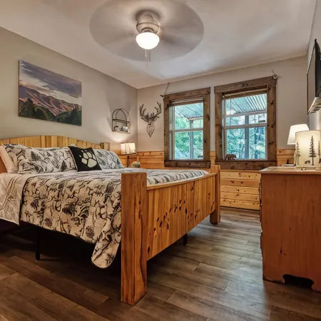 Ladybug Lodge - Hot Tub, Fire Pit, Pool Table