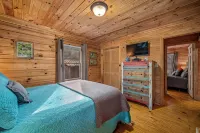 Serenity-A Romantic Secluded Riverfront 1 Level Expansive Log Cabin with Hot-Tub - Chalets