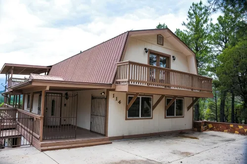 Panoramic view of Sierra Blanca and a few minutes from downtown Ruidoso. - ชาเลต์