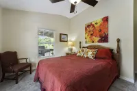 View the Beach from Your Porch.  Best Location, 5 Blocks to Downtown - balkon