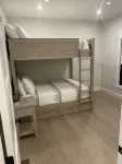 4 bed, 3.5 bath house with a 3 car garage, steam shower and fireplace! NO PETS! - 부티크