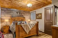 Cozy Mountain Retreat with 3 decks, huge living room, walking distance of shops - Parvekkeita