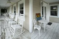 3 acre Lake, Farm Animals Petting Zoo, Horses and Horseback Riding, Room to roam