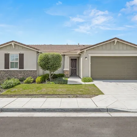 Brand New, Hot Tub, King Suite, BBQ, Fire Pit!