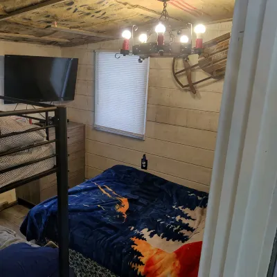 Bigfoot themed cottage.  Dog friendly! - Chalets