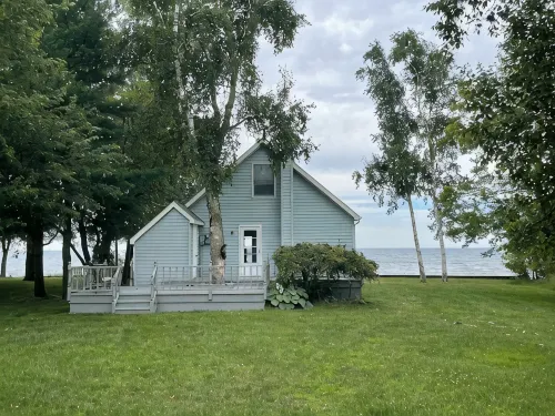 Lakefront home on breathtaking Lake Huron. - 3성급