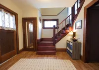 The Sunflower Home- Game Room & Hot Tub! Pet Friendly: Dogs & Cats Are Welcome! - 4-Star