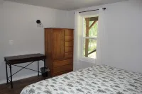 Cozy Bears Den Cabin just off Lake Kokanee - 4-Sterne