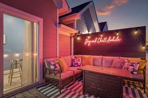 Lookout Getaway: Luxury 4 Bedroom, Rooftop Deck - 4성급