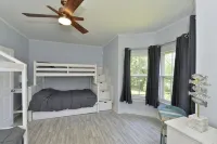 Entire 1 Bedroom Apartment in Lovely Family Vacation Lake House. Pets welcome! - Wifi