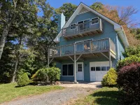 Big Views, Hot Tub, Dog Friendly, 5min to BR - 4-Star
