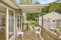 Charming 2-bedroom house on 2 dog friendly landscaped acres in lovely Chester - 부티크
