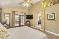 Very private, upgraded family friendly  getaway w/pool & luxurious hot tub! - Boutique