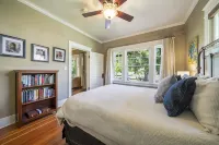 Historic Craftsman Bungalow, Just Steps to Downtown ~HOT TUB!~ - Boutique