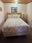 Cozy 2 bedroom cottage with full kitchen minutes from Pictured Rocks Cruises! - Homestays