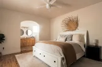 Charming home walking distance from downtown Kanab, w/King Suite - Kitchens