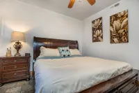 Impressive Private 2BR Suite w/Parking Univ Area - Homestays