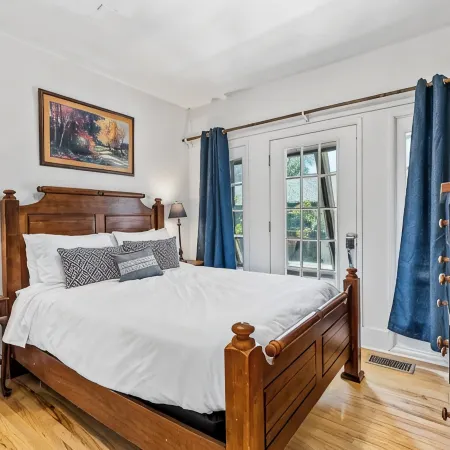House of Mint - Down Town FLG w/  Hot Tub! Sleeps 12