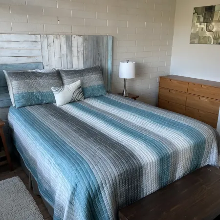 Chic 2B2b Bungalow w/ studio 3 mi to Sequoia NP - Dog Friendly!