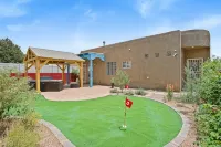 Amazing views of the mountains and city with game room and putting green!!! - Jacuzzi