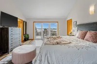 Renovated home w/ breathtaking views of the bay and new hot tub - Wi-Fi