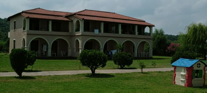 Kamari Apartments Hotels in Thinali