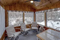Cozy cabin 25ft off the water! Near shopping, Restaurants, Attractions & Golf! - Chalets