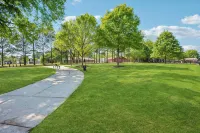 Outdoor Grill & Games Near Downtown Shops & Dining - 3-Star